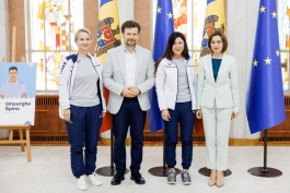 Președinta Maia Sandu le-a urat succes sportivilor moldoveni la Jocurile Paralimpice și le-a înmânat drapelul