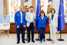 Președinta Maia Sandu le-a urat succes sportivilor moldoveni la Jocurile Paralimpice și le-a înmânat drapelul