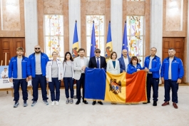 Președinta Maia Sandu le-a urat succes sportivilor moldoveni la Jocurile Paralimpice și le-a înmânat drapelul