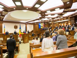 Moldovan president attends solemn parliament meeting on 25th anniversary of Tricolour's designation as State Flag