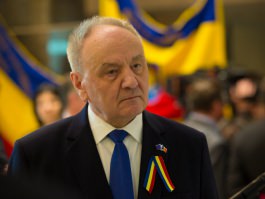 Moldovan president attends solemn parliament meeting on 25th anniversary of Tricolour's designation as State Flag