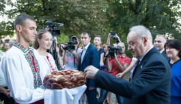 President visits lyceum in central Moldova