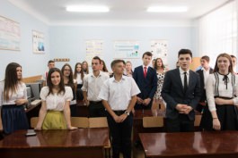 President visits lyceum in central Moldova